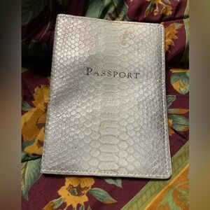 BARNEYS NEW YORK Silver Snakeskin Leather CACA’s WORKSHOP Passport Holder